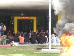 Foto : Asap Hitam Mengepul Depan Kantor PUPR Sulbar; Massa Aksi dan Kepala Dinas Berdialog