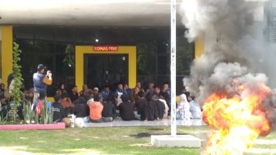 Foto : Asap Hitam Mengepul Depan Kantor PUPR Sulbar; Massa Aksi dan Kepala Dinas Berdialog