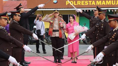 Upacara Pedang Pora Sambut Pejabat Baru dan Lepas Pejabat Lama Kapolresta Mamuju