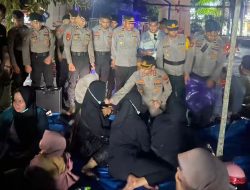 Kapolresta Mamuju Tunjukkan Polri Humanis, Bagikan Konsumsi ke Massa Aksi