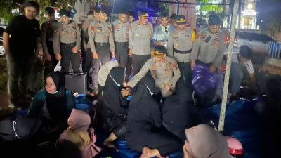 Kapolresta Mamuju Tunjukkan Polri Humanis, Bagikan Konsumsi ke Massa Aksi