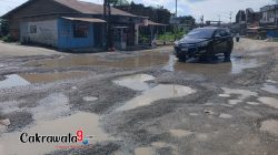 Bak Kubangan, Jalan di Topoyo Mateng Dikeluhkan Warga