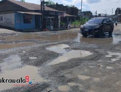 Bak Kubangan, Jalan di Topoyo Mateng Dikeluhkan Warga