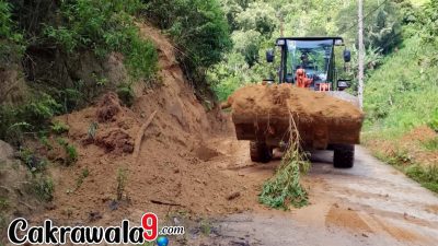 Foto: Alat Berat Menembus Longsor di Lereng Nosu Mamasa