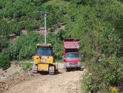 Respon Kebutuhan Warga, PUPRD Sulbar Lakukan Perbaikan Jalan di Dusun Kandang Batu Kalumpang