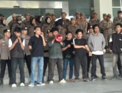 Mahasiswa Demo di DPRD Sulbar Soal Sekolah Rakyat